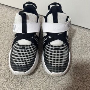 Boys Nike LeBron Witness little kids VII basketball shoes.